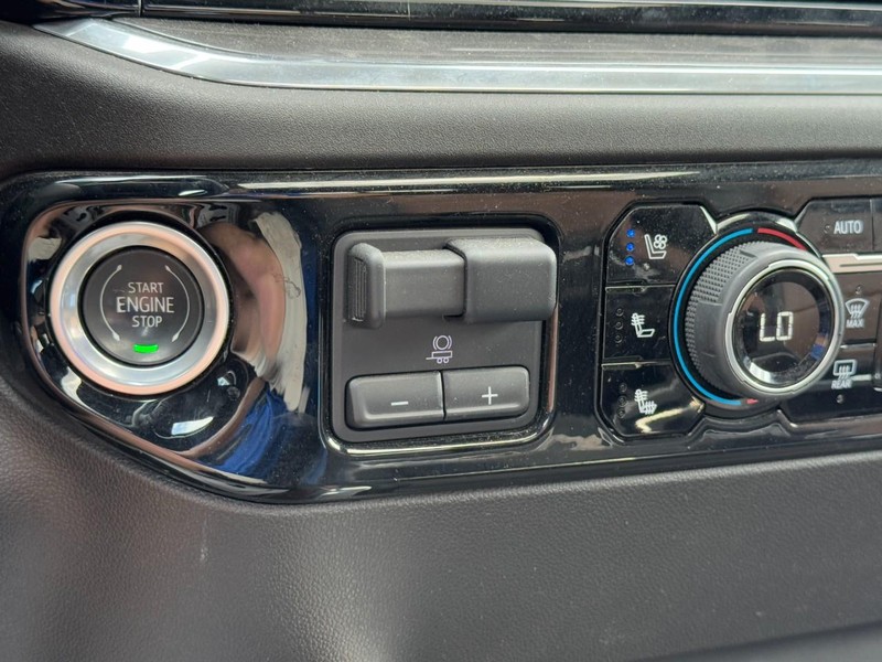 Chevrolet Silverado 3500HD Vehicle Full-screen Gallery Image 21