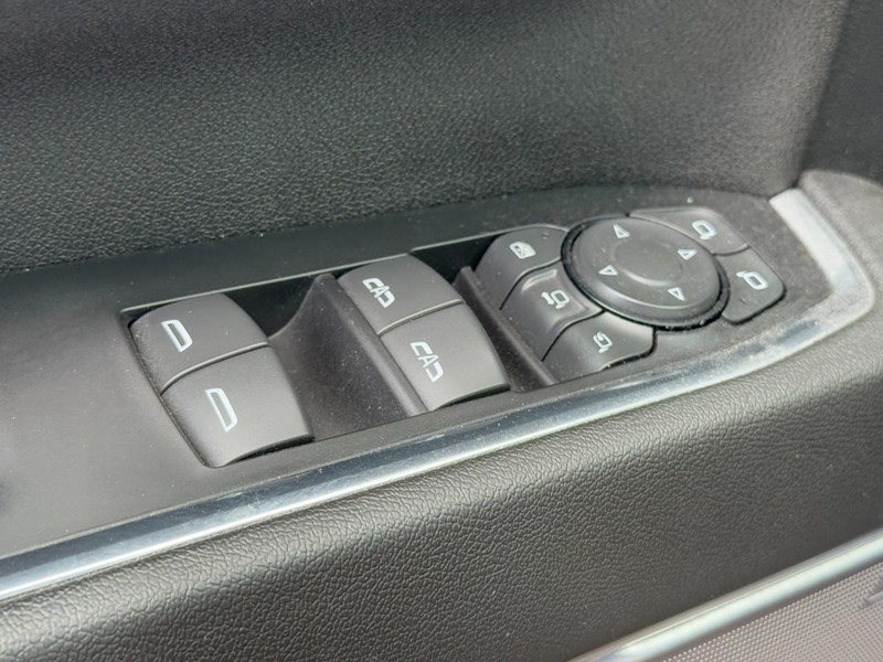 Chevrolet Silverado 3500HD Vehicle Full-screen Gallery Image 24