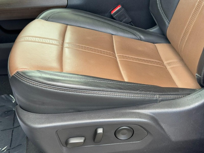 Chevrolet Silverado 3500HD Vehicle Full-screen Gallery Image 25