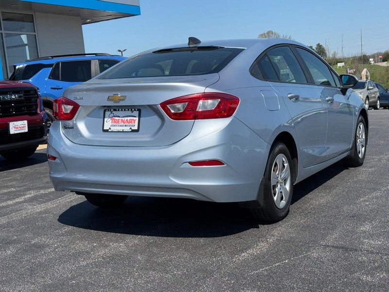 Chevrolet Cruze Vehicle Full-screen Gallery Image 03