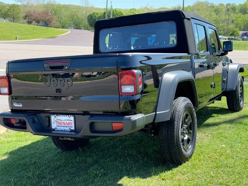 Jeep Gladiator Vehicle Full-screen Gallery Image 03