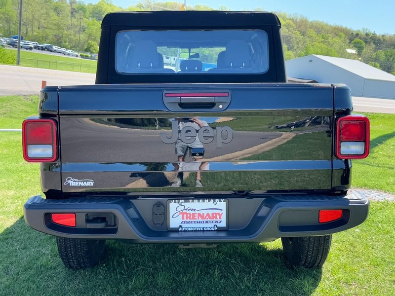 Jeep Gladiator Vehicle Full-screen Gallery Image 04