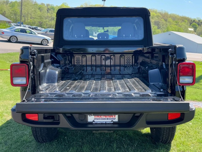 Jeep Gladiator Vehicle Full-screen Gallery Image 05