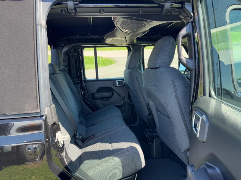 Jeep Gladiator Vehicle Full-screen Gallery Image 10