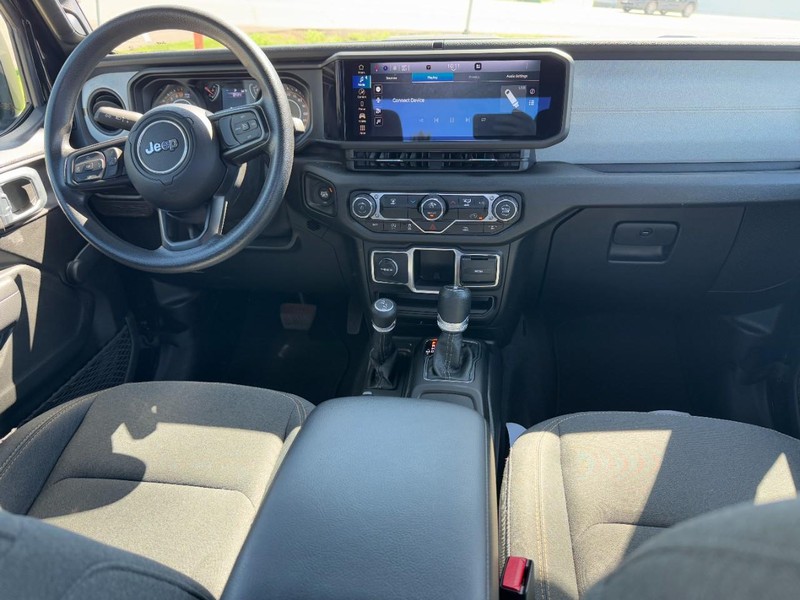 Jeep Gladiator Vehicle Full-screen Gallery Image 11