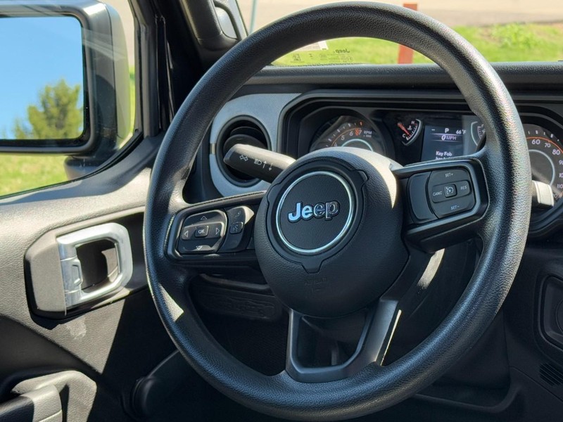 Jeep Gladiator Vehicle Full-screen Gallery Image 12