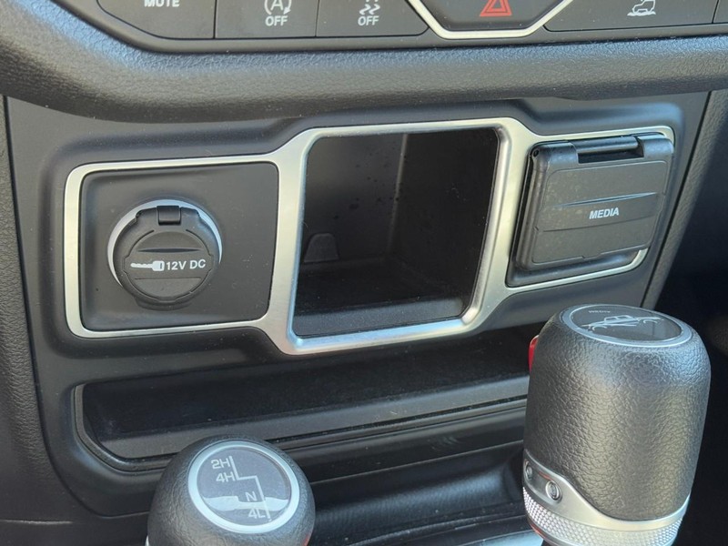 Jeep Gladiator Vehicle Full-screen Gallery Image 19