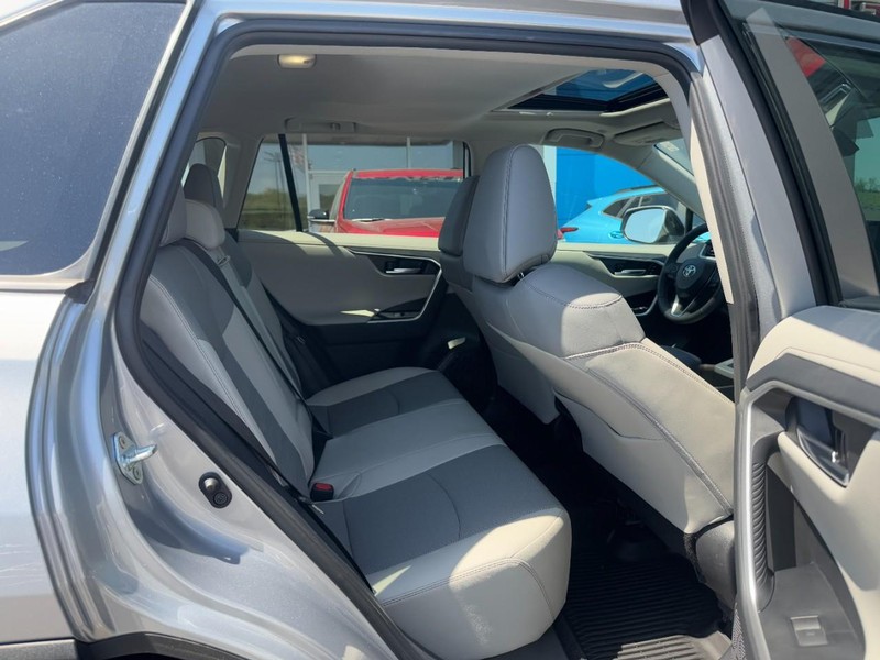 Toyota RAV4 Vehicle Full-screen Gallery Image 10