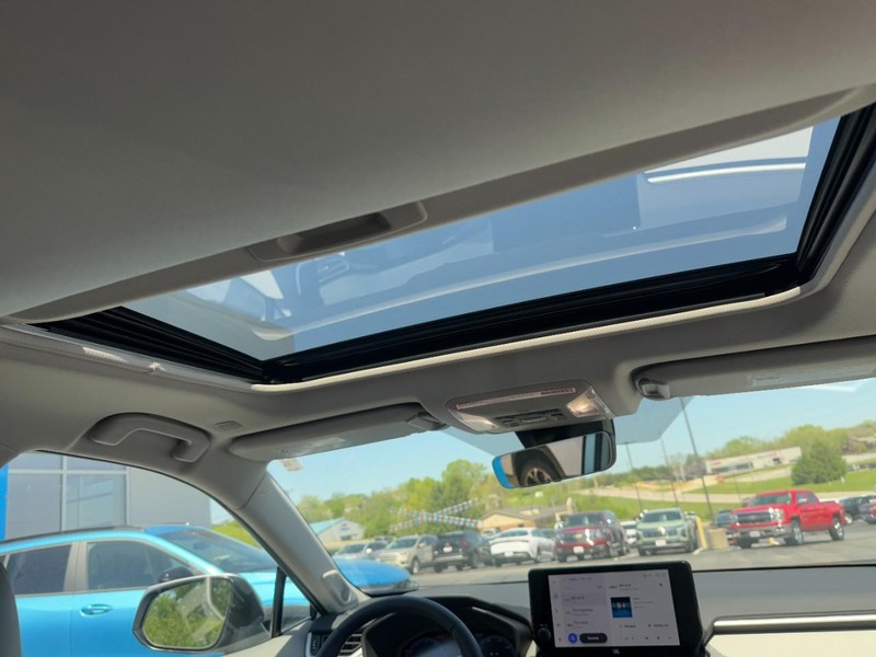 Toyota RAV4 Vehicle Full-screen Gallery Image 11
