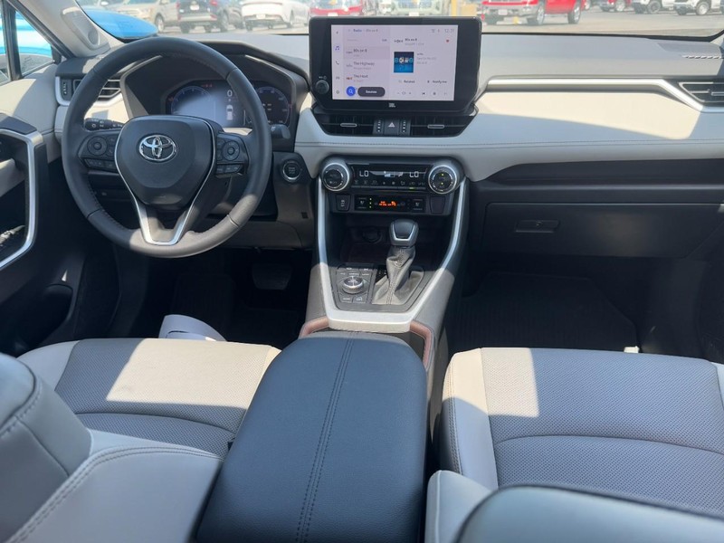 Toyota RAV4 Vehicle Full-screen Gallery Image 12