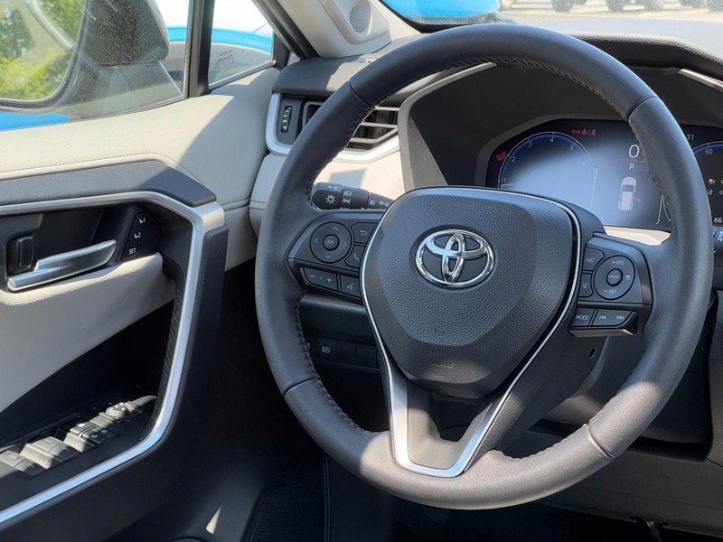 Toyota RAV4 Vehicle Full-screen Gallery Image 13