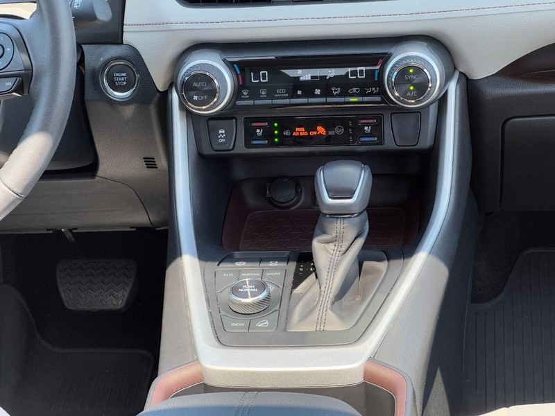 Toyota RAV4 Vehicle Full-screen Gallery Image 15