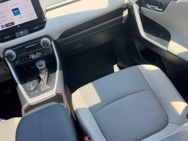 Toyota RAV4 Vehicle Full-screen Gallery Image 16
