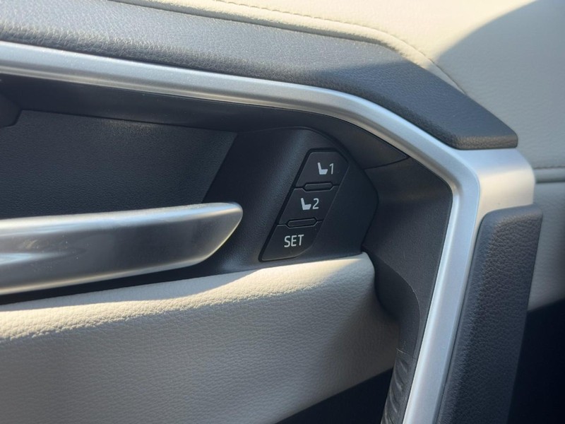 Toyota RAV4 Vehicle Full-screen Gallery Image 17