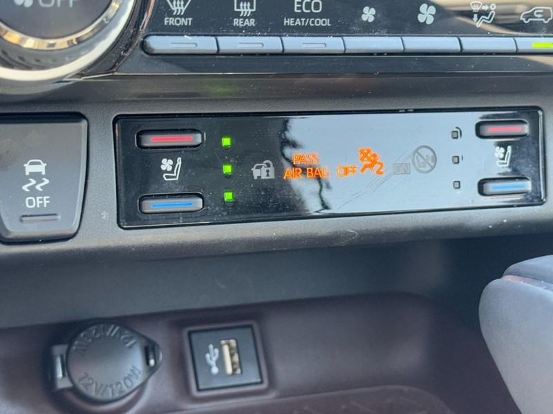 Toyota RAV4 Vehicle Full-screen Gallery Image 21