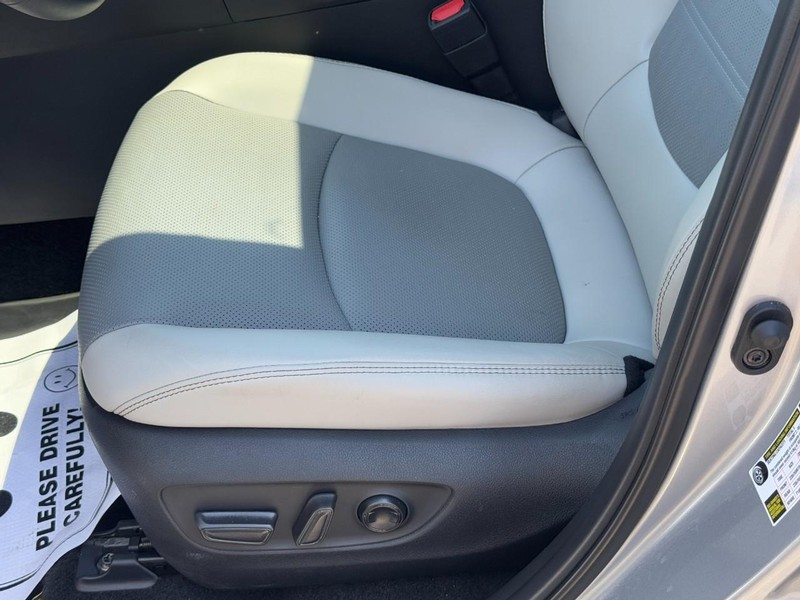 Toyota RAV4 Vehicle Full-screen Gallery Image 23