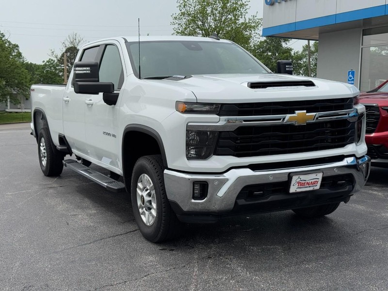 Chevrolet Silverado 2500HD Vehicle Full-screen Gallery Image 02