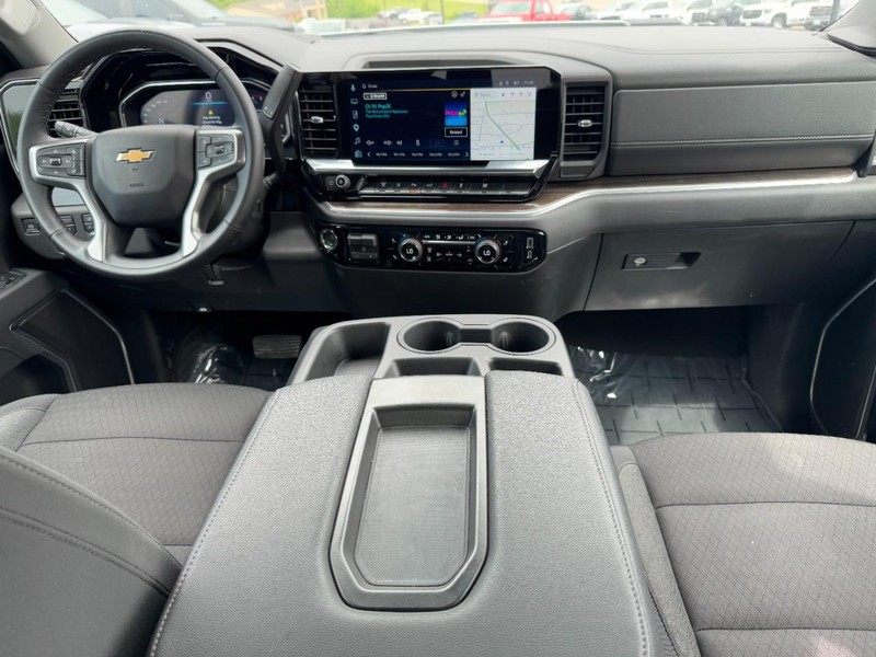 Chevrolet Silverado 2500HD Vehicle Full-screen Gallery Image 11