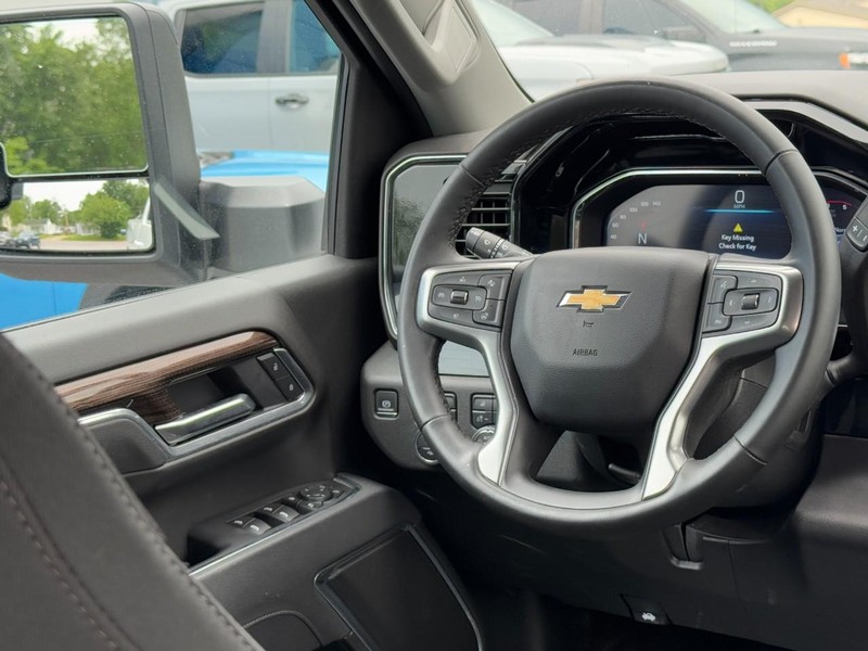 Chevrolet Silverado 2500HD Vehicle Full-screen Gallery Image 12