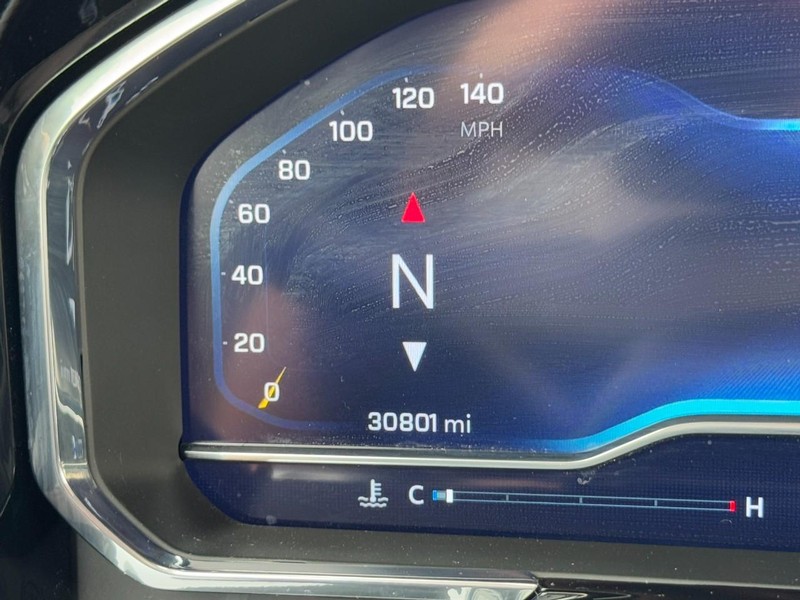 Chevrolet Silverado 2500HD Vehicle Full-screen Gallery Image 18