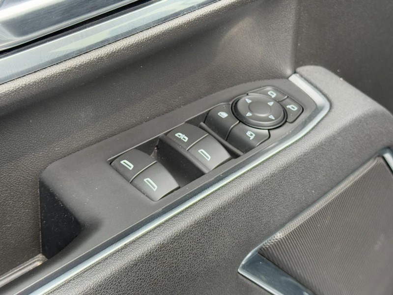 Chevrolet Silverado 2500HD Vehicle Full-screen Gallery Image 22