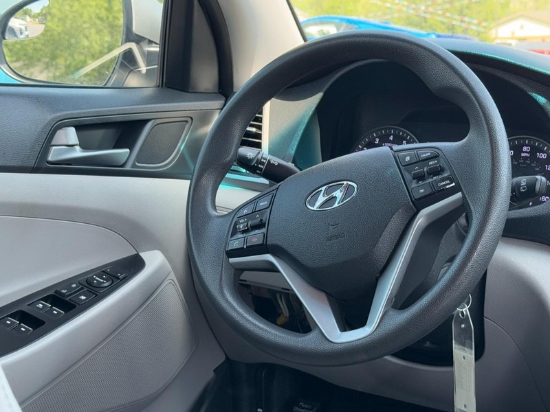 Hyundai Tucson Vehicle Full-screen Gallery Image 12