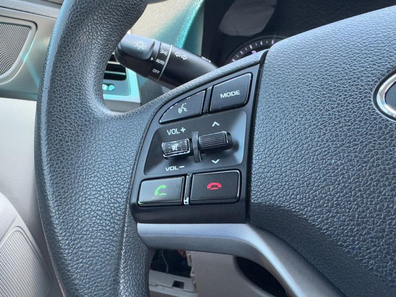 Hyundai Tucson Vehicle Full-screen Gallery Image 16