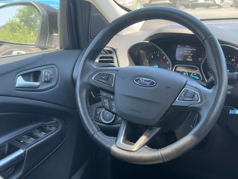 Ford Escape Vehicle Full-screen Gallery Image 12
