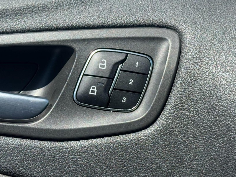 Ford Escape Vehicle Full-screen Gallery Image 16