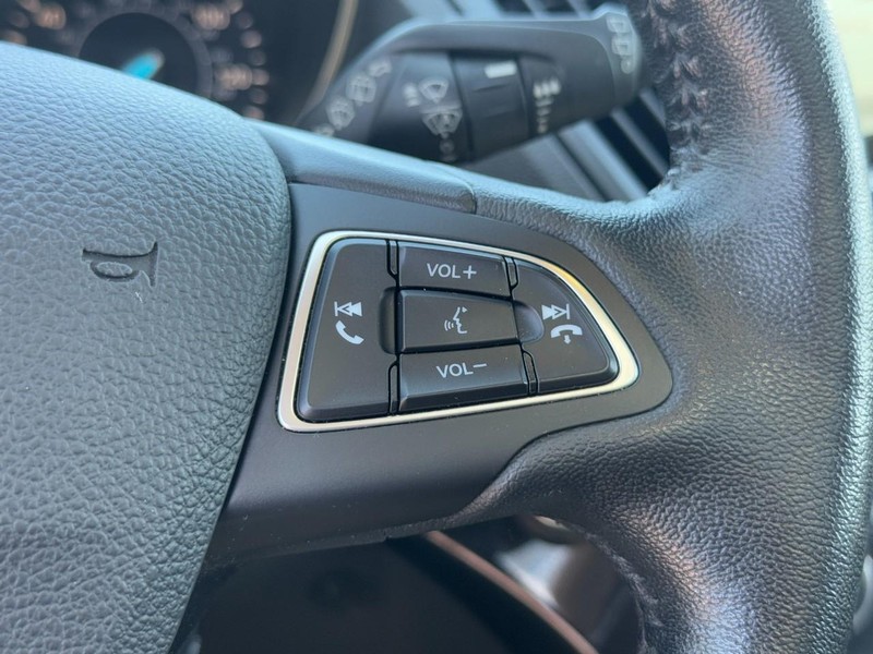 Ford Escape Vehicle Full-screen Gallery Image 18