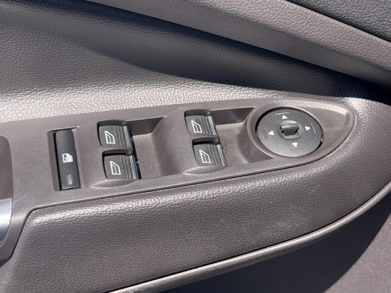 Ford Escape Vehicle Full-screen Gallery Image 23