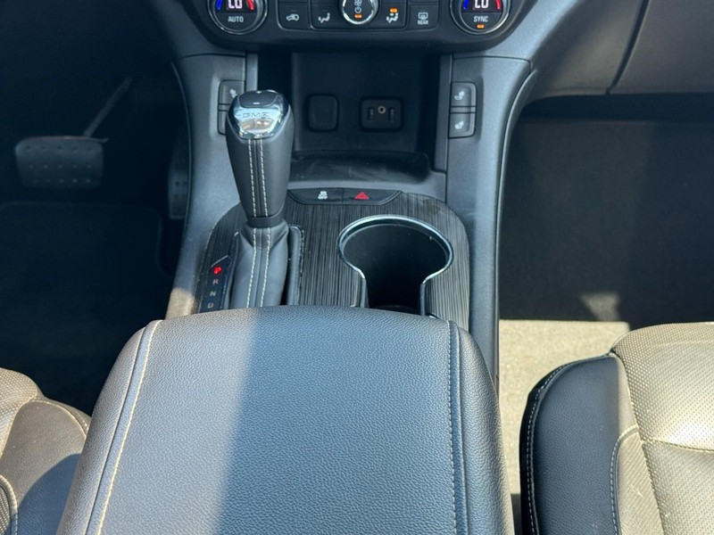 GMC Acadia Vehicle Image 16