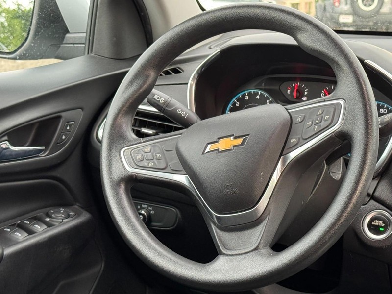 Chevrolet Equinox Vehicle Full-screen Gallery Image 12