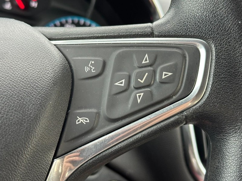 Chevrolet Equinox Vehicle Full-screen Gallery Image 17