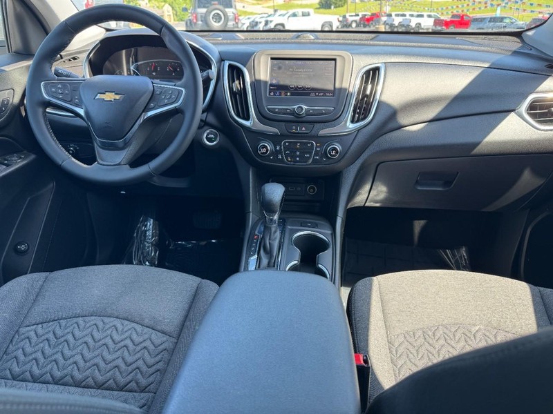 Chevrolet Equinox Vehicle Image 11