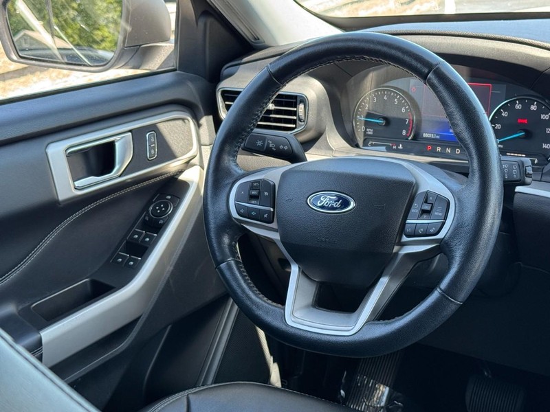 Ford Explorer Vehicle Image 12