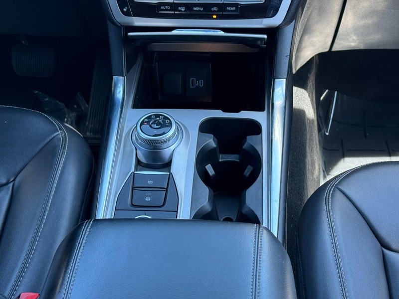 Ford Explorer Vehicle Image 14