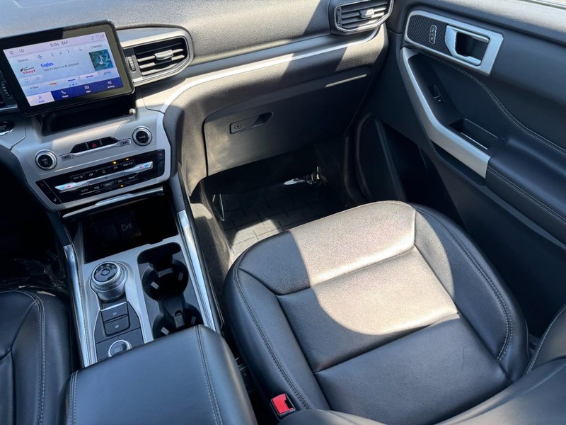 Ford Explorer Vehicle Image 15