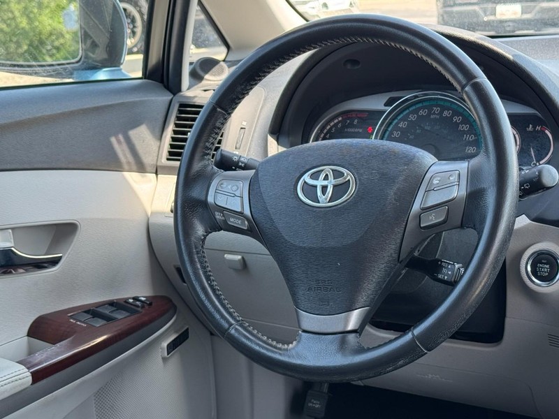 Toyota Venza Vehicle Full-screen Gallery Image 13