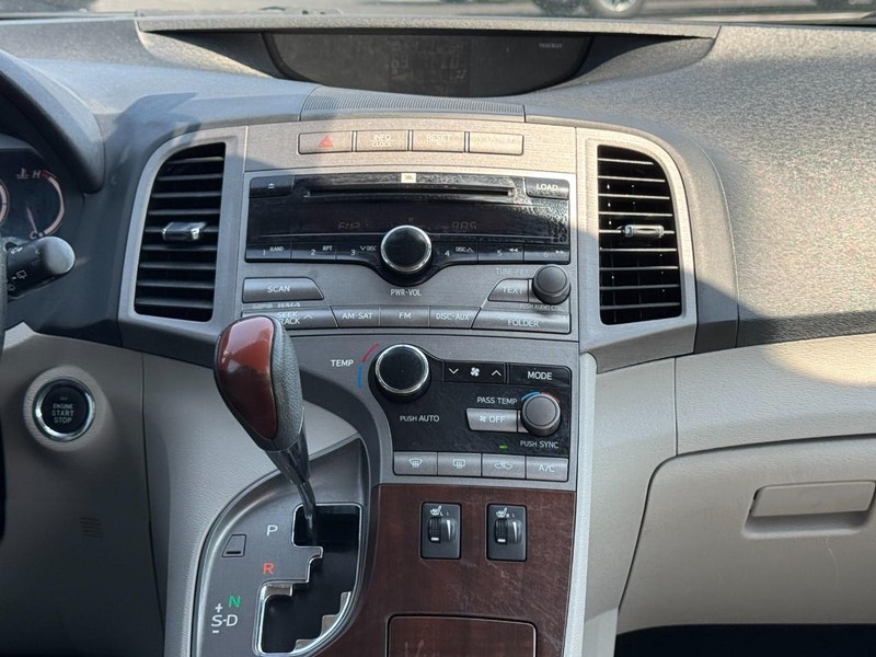 Toyota Venza Vehicle Full-screen Gallery Image 14