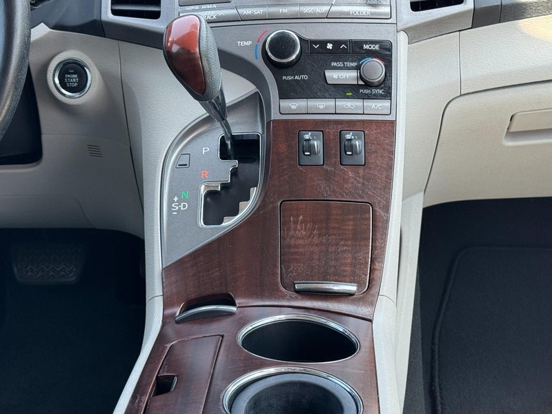 Toyota Venza Vehicle Full-screen Gallery Image 15