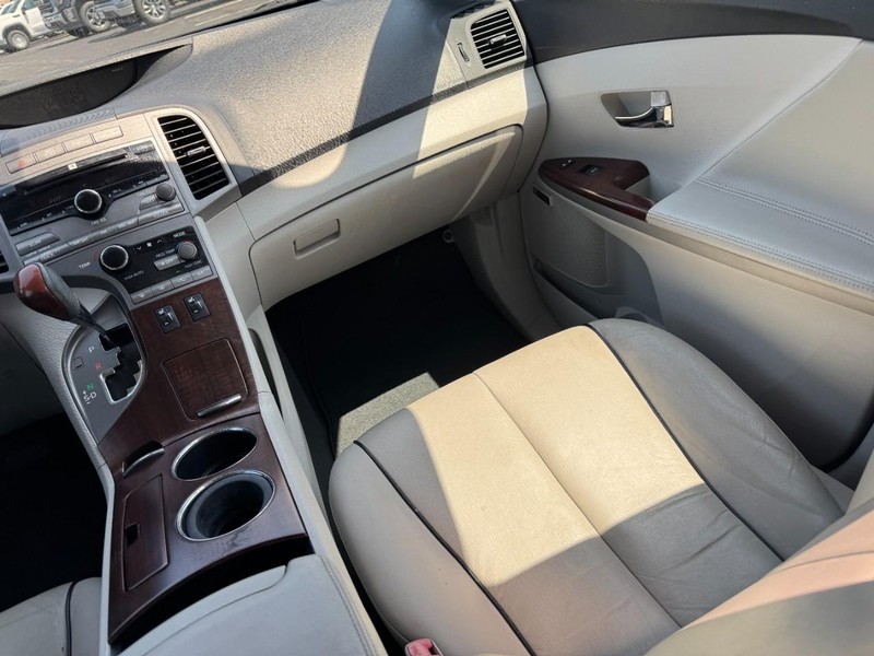 Toyota Venza Vehicle Full-screen Gallery Image 16