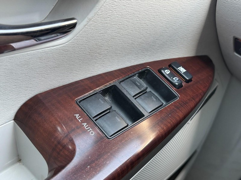 Toyota Venza Vehicle Full-screen Gallery Image 21