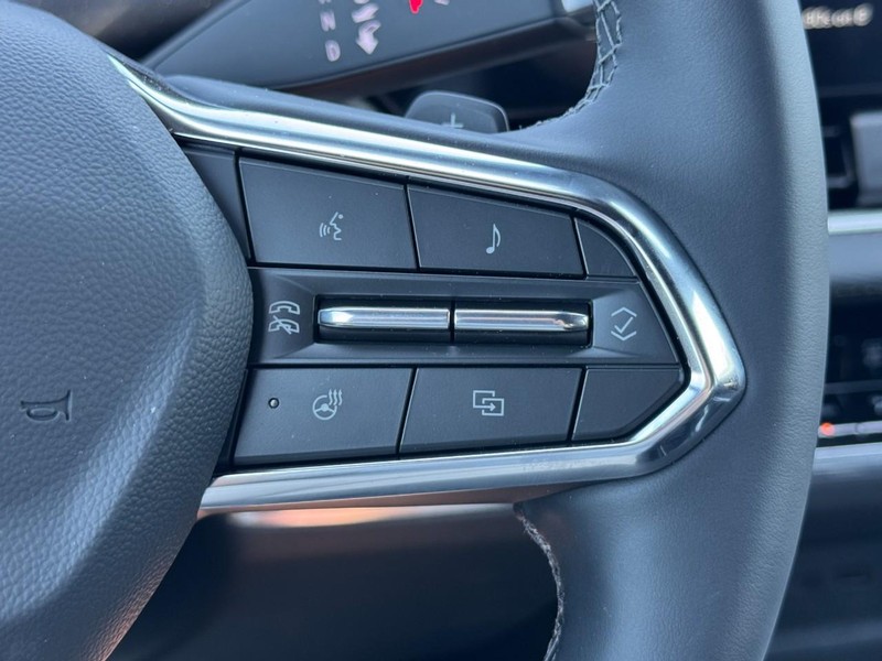 Chevrolet Equinox Vehicle Image 12