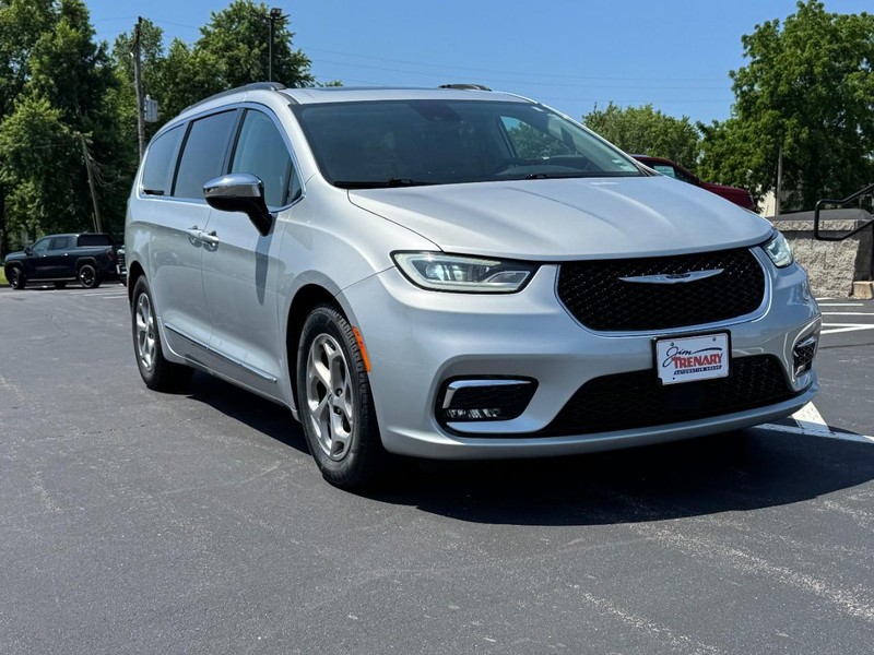 Chrysler Pacifica Vehicle Image 02