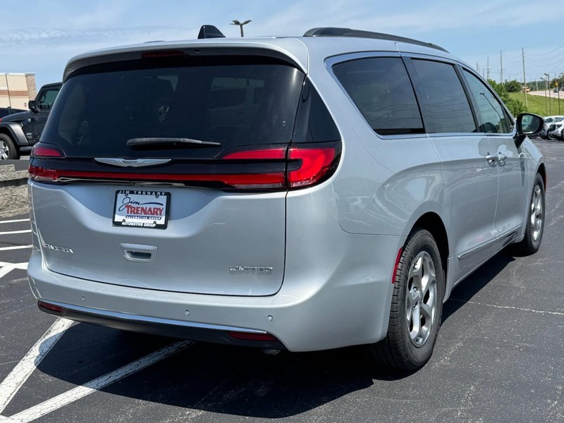 Chrysler Pacifica Vehicle Image 03