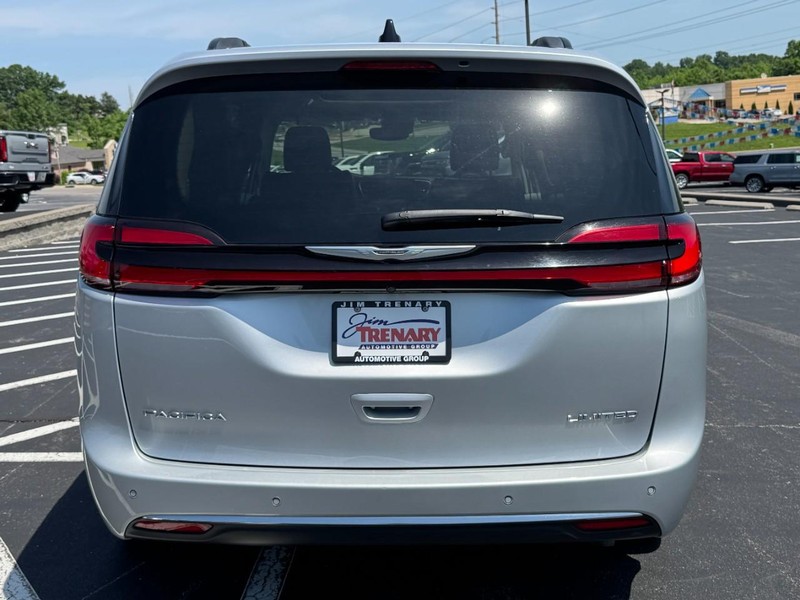 Chrysler Pacifica Vehicle Image 04