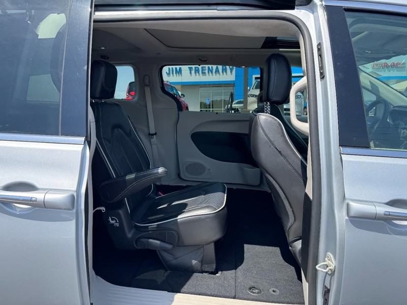 Chrysler Pacifica Vehicle Image 10