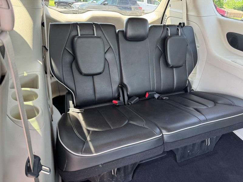 Chrysler Pacifica Vehicle Image 11