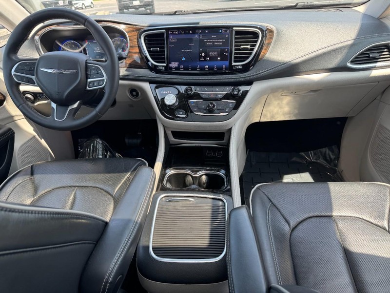 Chrysler Pacifica Vehicle Image 12
